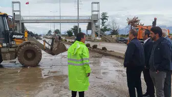 Yurtbaşı Belediye Başkanı Nihat Doğan sel felaketinin ardından sahada çalışmalarını sürdürüyor