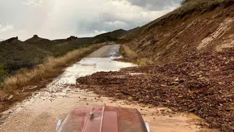 Elazığ'da sağanak yağış köy yolunu trafiğe kapattı