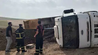 Batman Yenişehir Mahallesinde kum yüklü kamyon devrildi