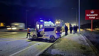 Muş Havalimanı Kavşağında Kepçe ve Otomobil Çarpıştı