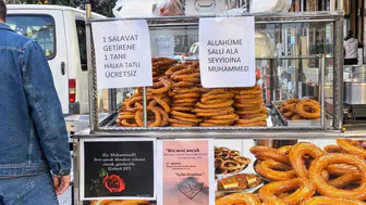 Hakkari'de salavat getirene ücretsiz halka tatlı ikramı