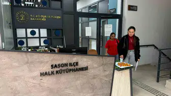Sason Kütüphanesi öğrencileri tatlı ve içecek ikramıyla karşılıyor