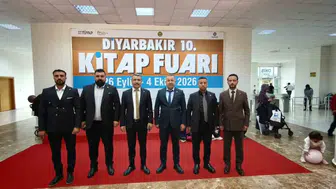 MHP Diyarbakır İl Başkanı Özcoşkun Kitap Fuarında İncelemelerde Bulundu
