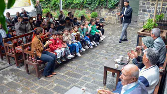 Diyarbakır'da çocuklara kültürel ziyafet: Dengbejlerle buluştular, sanat dolu bir gün geçirdiler