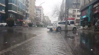 Diyarbakır'da gökyüzü karardı: Toz bulutu ve sağanak aynı anda geliyor