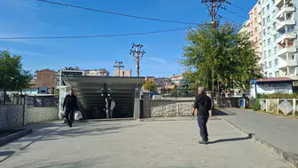 Diyarbakır'da haftada üç kez geçen tren için yaya yolu kapandı: Vatandaş tepkili