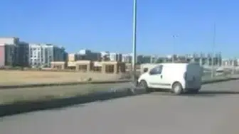 Bağlar ilçesinde kontrolden çıkan araç refüje çarparak durabildi