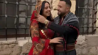 Amedsporlu Dia Saba ve eşi Narmin Saba, Mardin'de yöresel Kürt kıyafetleriyle poz verdi