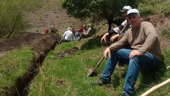Bitlisli çiftçiler tarlalarını sulamak için kürekleri eline aldı