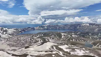 Nemrut Krateri'nde kış ve bahar aynı karede buluştu