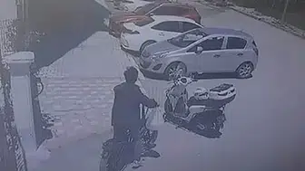 Elazığ’da kask hırsızlığı güvenlik kamerasına saniye saniye yansıdı