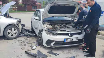 İpekyolu’nda iki otomobil çarpıştı Bir kişi hastanelik oldu