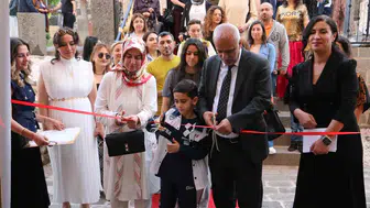 Çöp diye atılanlar Diyarbakır’ın tarihi surlarında sanata dönüştü