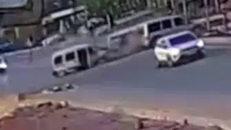 Yüksekova’da kavşakta yaşanan zincirleme kaza kameraya yansıdı