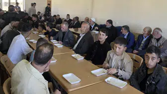 Bitlisli köylüler bayramı tek bir kazanın etrafında karşılıyor