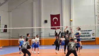 Adilcevaz voleybol turnuvasında kupa jandarmanın ellerinde yükseldi