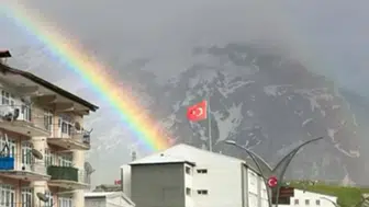 Hakkari’nin üzerine yağmur sonrası renkli bir tablo kuruldu