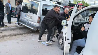 Gevaş yolunda iki kamyonet çarpıştı