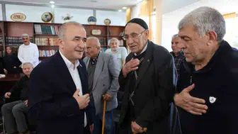Vali Hatipoğlu bayram sabahında huzurevi sakinlerini ziyaret etti