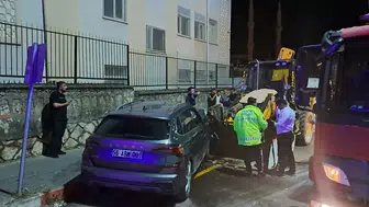 Siirt merkezde otomobil ve kepçe çarpıştı