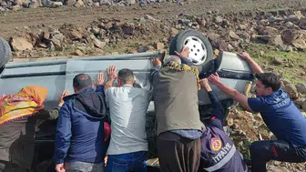 Siverek yolunda otomobil kontrolden çıkarak şarampole yuvarlandı