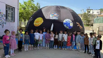 Mardinli minikler okul bahçesinde uzay turuna çıktı