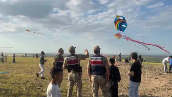 Ceylanpınar sınır hattında jandarma ve çocuklar uçurtma şenliğinde buluştu