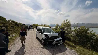 Tatvan yolunda iki araç çarpıştı 6 kişi hastaneye kaldırıldı