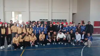 Özalp gençleri voleybol fileleri önünde buluştu