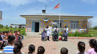 Diyarbakırlı öğrenciler köy köy gezerek bayram tıraşı yapıyor