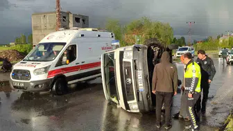 Muş’ta dolu yağışı yolları kayganlaştırdı minibüs yan yattı