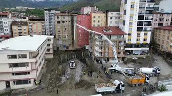 Hakkari’de temel kazısı sırasında zemin kayınca 6 bina boşaltıldı