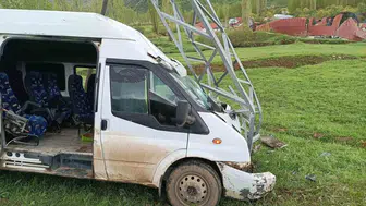 Şemdinli yolunda minibüs kazası 11 yaralı var