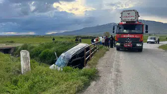 Muradiye'de kamyonet su kanalına uçtu