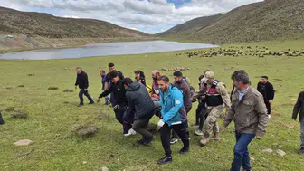 Karlıova dağlarında mahsur kalan yaralıyı kurtarma operasyonu