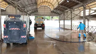 Haliliye bayram sonrası sokakları köpüklü suyla temizliyor