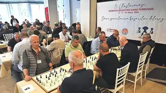 Muşlu Ahmet Tokmak uluslararası dama turnuvasında kürsüye çıktı