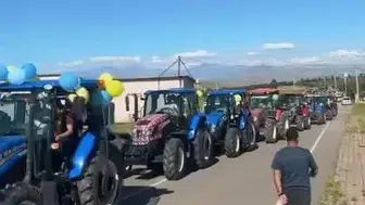 Siirt'te lüks araçlar yerine traktörler konvoy yaptı
