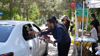 Elazığlılar arife günü mezarlıklarda çiçeklerle karşılandı