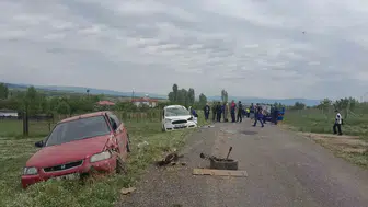 Bingöl Genç yolunda iki araç çarpıştı