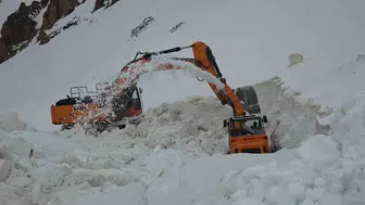 Van Bahçesaray yolunda karlar altı metreye ulaştı