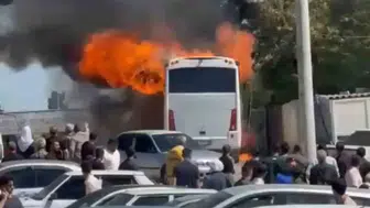 Şanlıurfa’da ziyaretçi otobüsü park halindeyken yandı