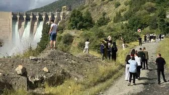 Karakaya Barajı’ndaki dev tahliye bölge halkını kendine çekti