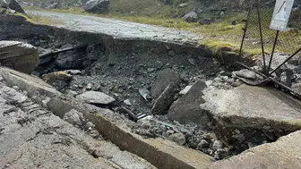Çökmek üzere olan köprüde manzara keyfi