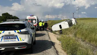 Diyarbakır Silvan yolunda minibüs devrildi 19 kişi yaralandı