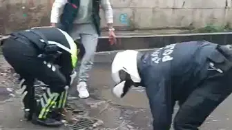 Diyarbakır sokaklarında polisler elleriyle su tahliyesi yaptı