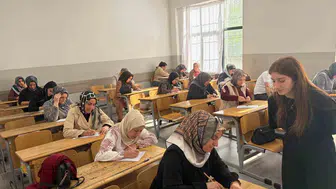Diyarbakırlı veliler çocuklarının sınav heyecanını sınıfta yaşadı