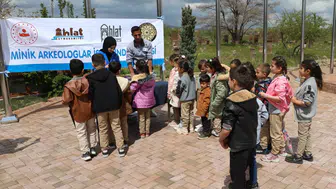 Ahlat'ta tarih meraklıları geçmişin izini sürdü