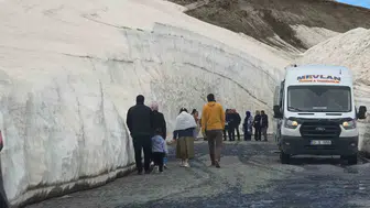 Bitlis Nemrut yolunda yaz ortasında kış manzarası