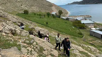Bitlisli gençler Van zirvesinde doğa tutkusuyla buluştu